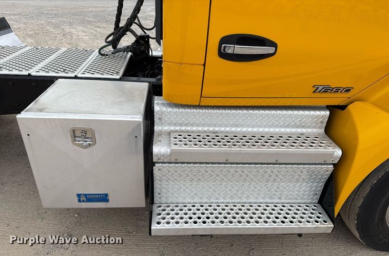 image for item EJ4581 2021 Kenworth T680 semi truck