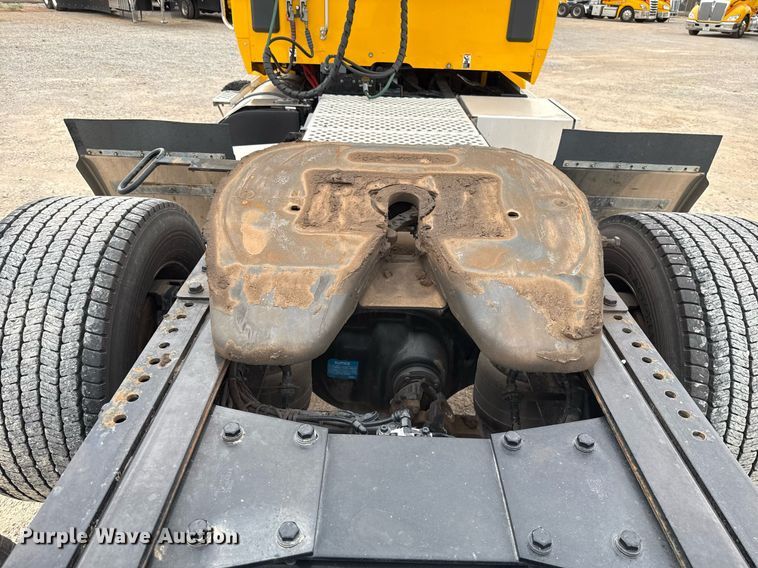 image for item EJ4581 2021 Kenworth T680 semi truck