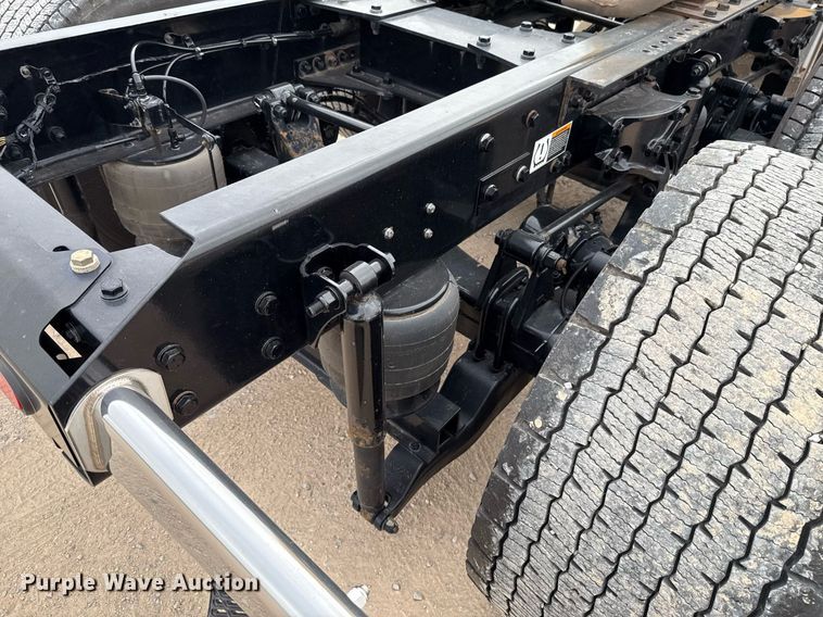 image for item EJ4581 2021 Kenworth T680 semi truck