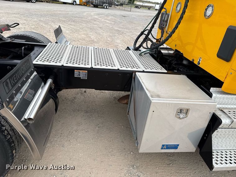 image for item EJ4581 2021 Kenworth T680 semi truck