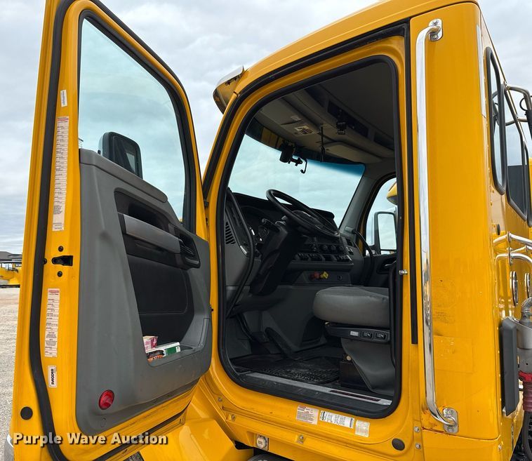 image for item EJ4581 2021 Kenworth T680 semi truck