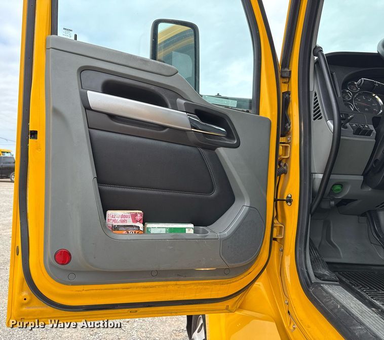 image for item EJ4581 2021 Kenworth T680 semi truck