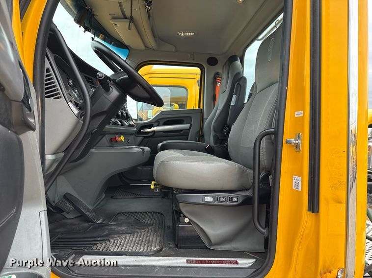 image for item EJ4581 2021 Kenworth T680 semi truck