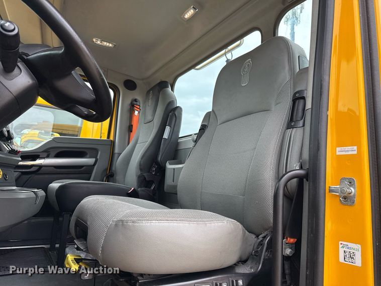 image for item EJ4581 2021 Kenworth T680 semi truck