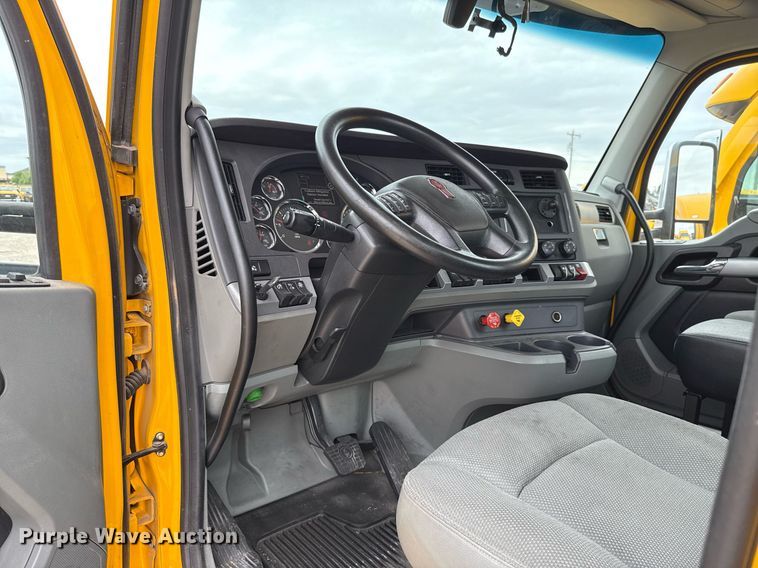 image for item EJ4581 2021 Kenworth T680 semi truck