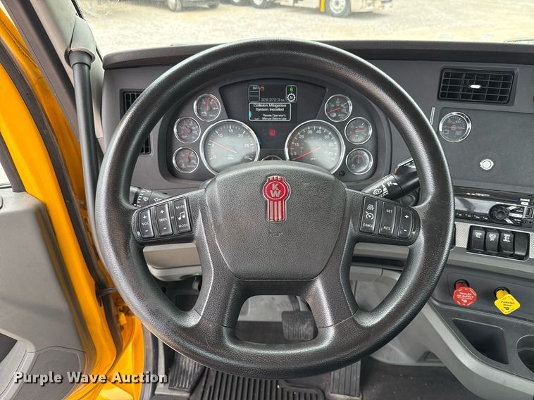 image for item EJ4581 2021 Kenworth T680 semi truck