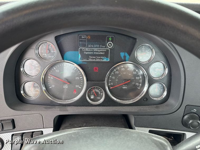 image for item EJ4581 2021 Kenworth T680 semi truck