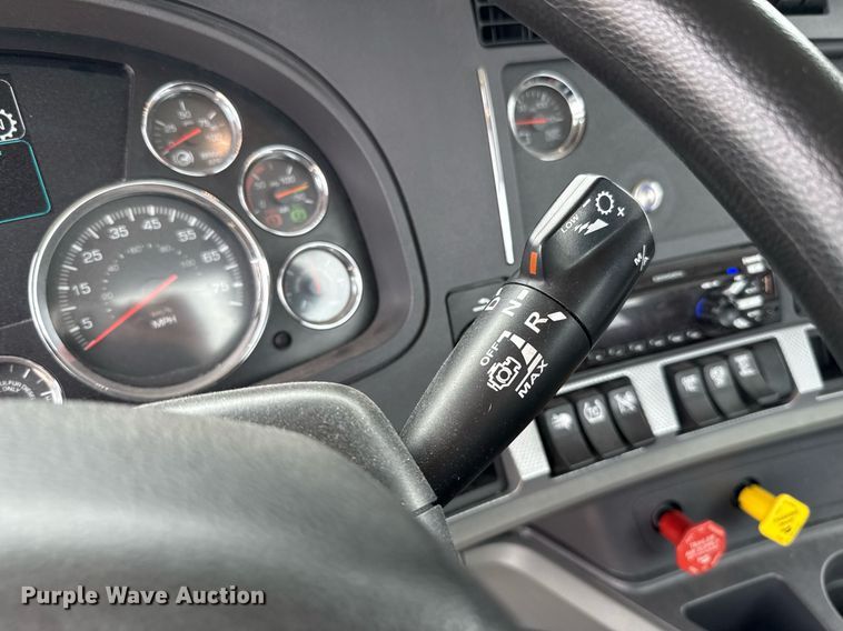 image for item EJ4581 2021 Kenworth T680 semi truck