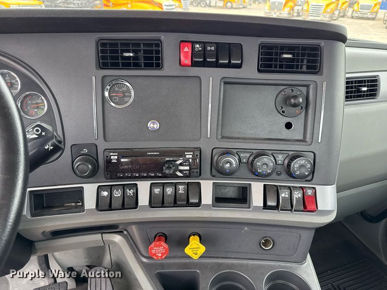 image for item EJ4581 2021 Kenworth T680 semi truck