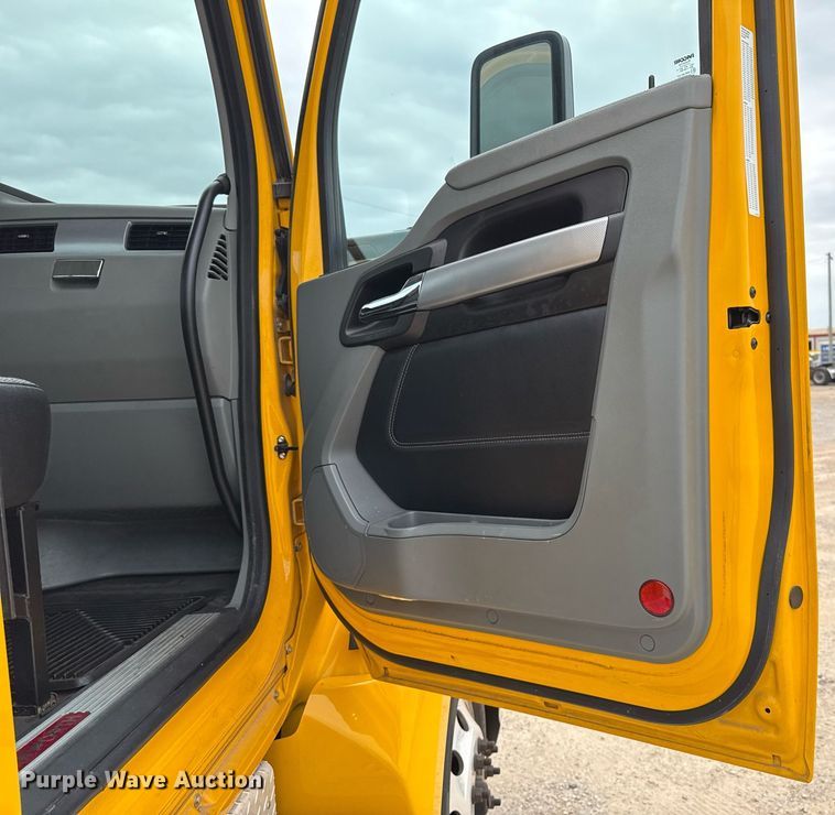 image for item EJ4581 2021 Kenworth T680 semi truck