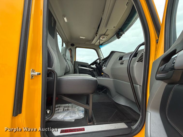 image for item EJ4581 2021 Kenworth T680 semi truck