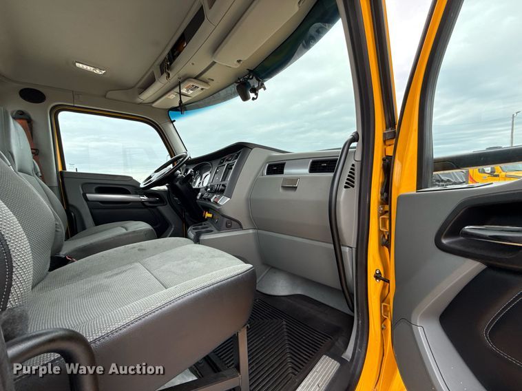 image for item EJ4581 2021 Kenworth T680 semi truck