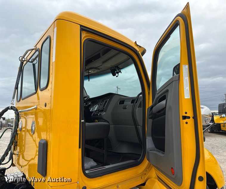 image for item EJ4581 2021 Kenworth T680 semi truck