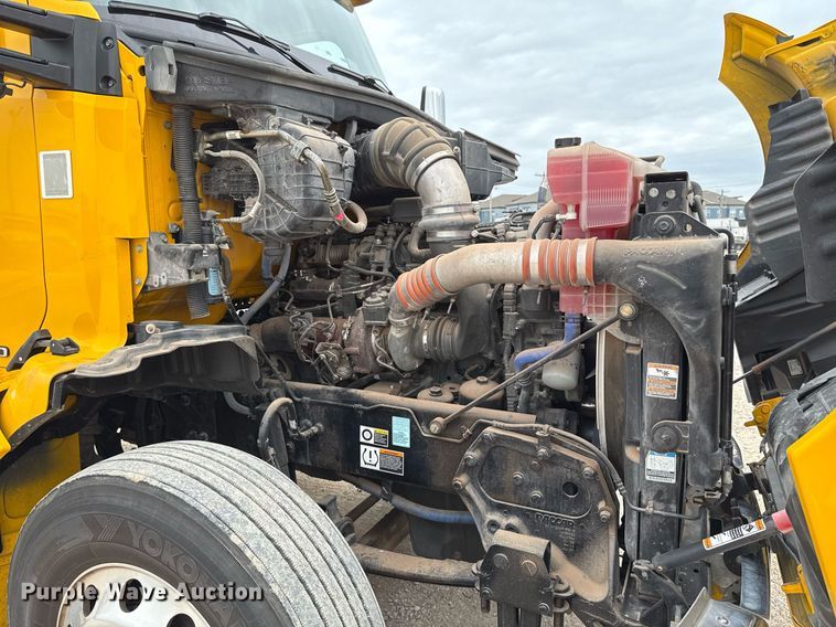 image for item EJ4581 2021 Kenworth T680 semi truck