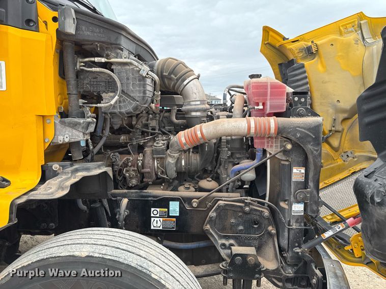 image for item EJ4581 2021 Kenworth T680 semi truck