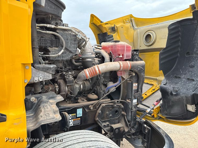 image for item EJ4581 2021 Kenworth T680 semi truck