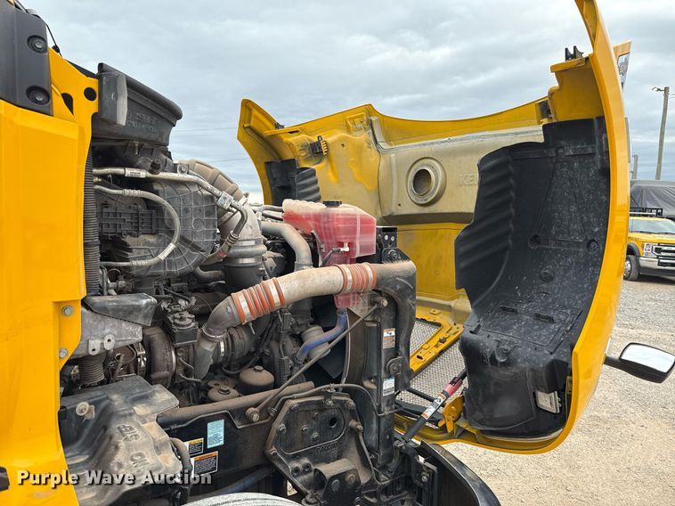 image for item EJ4581 2021 Kenworth T680 semi truck