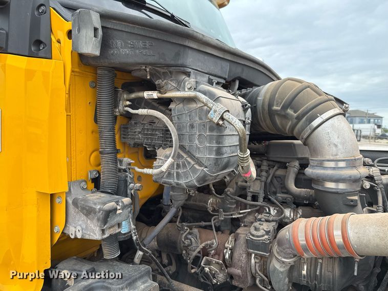 image for item EJ4581 2021 Kenworth T680 semi truck