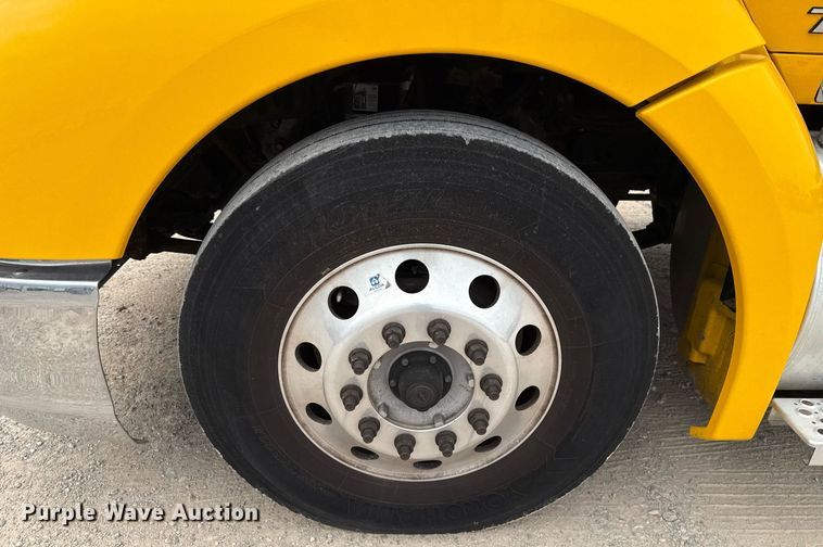 image for item EJ4581 2021 Kenworth T680 semi truck