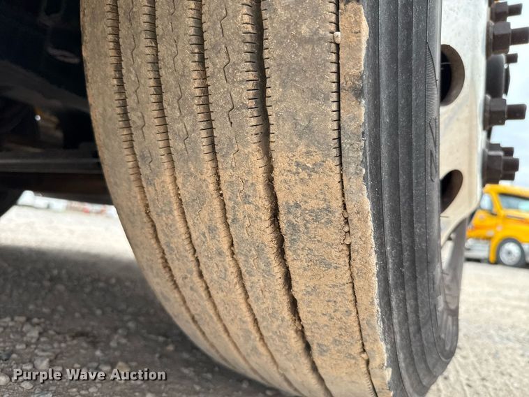 image for item EJ4581 2021 Kenworth T680 semi truck