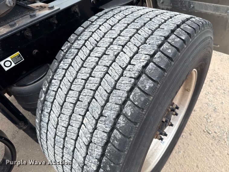 image for item EJ4581 2021 Kenworth T680 semi truck