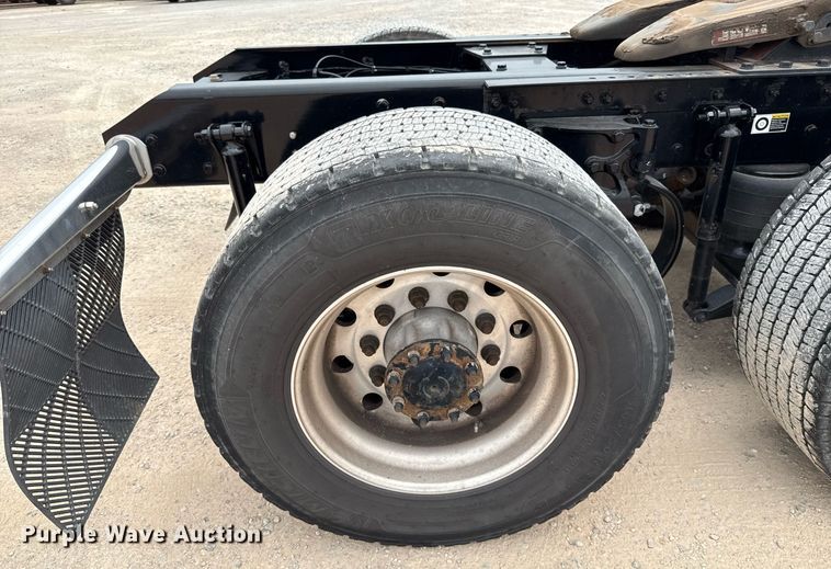 image for item EJ4581 2021 Kenworth T680 semi truck