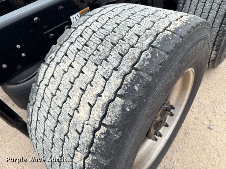 image for item EJ4581 2021 Kenworth T680 semi truck