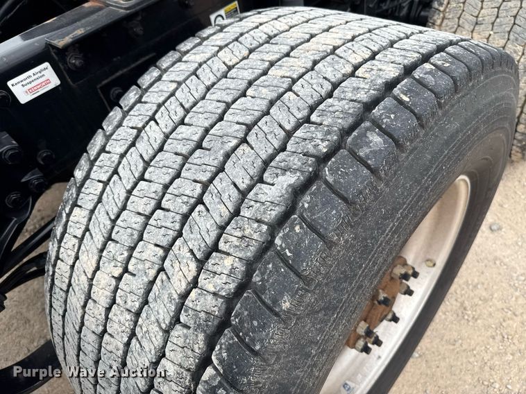 image for item EJ4581 2021 Kenworth T680 semi truck