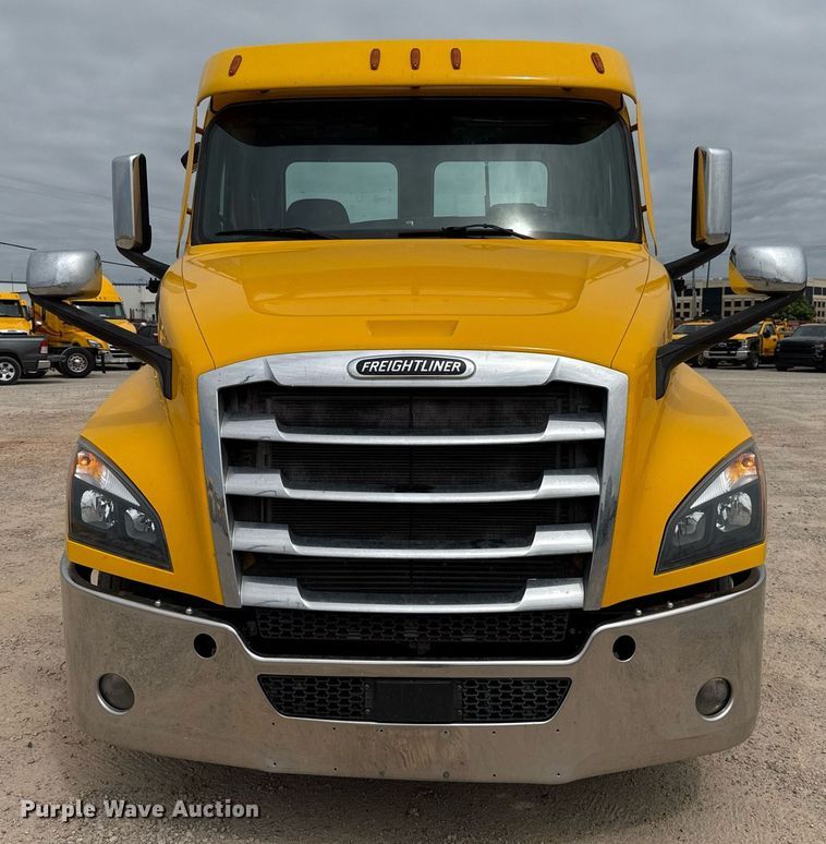image for item EJ4582 2021 Freightliner Cascadia 126 semi truck