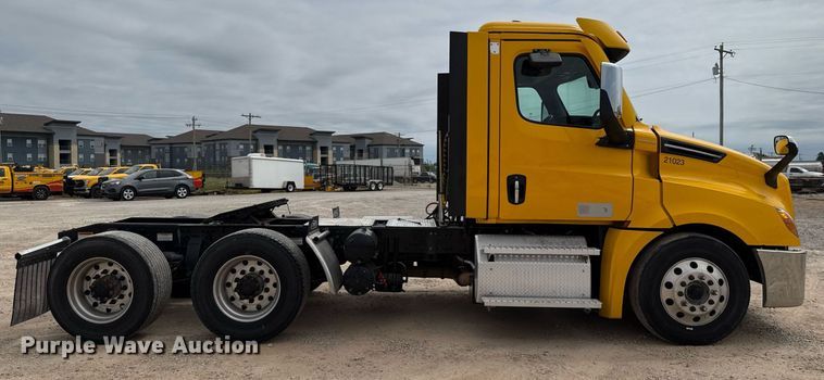 image for item EJ4582 2021 Freightliner Cascadia 126 semi truck