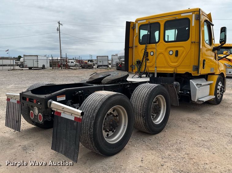 image for item EJ4582 2021 Freightliner Cascadia 126 semi truck