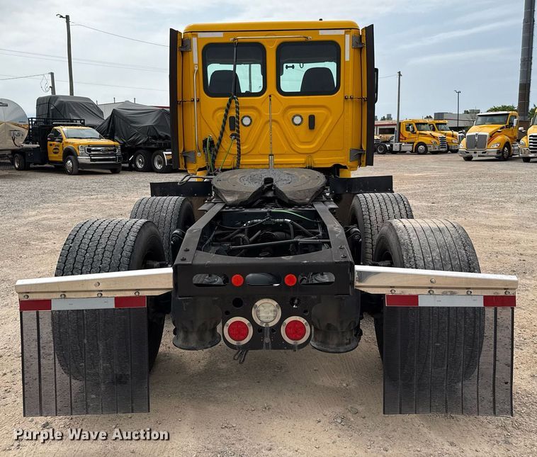 image for item EJ4582 2021 Freightliner Cascadia 126 semi truck