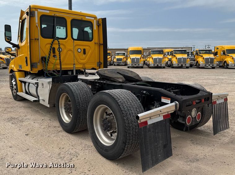 image for item EJ4582 2021 Freightliner Cascadia 126 semi truck