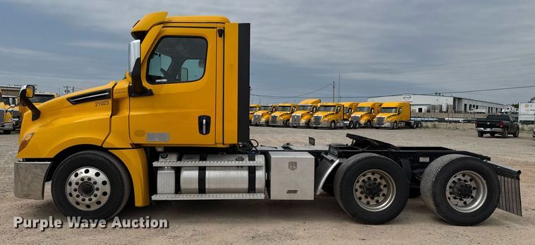 image for item EJ4582 2021 Freightliner Cascadia 126 semi truck