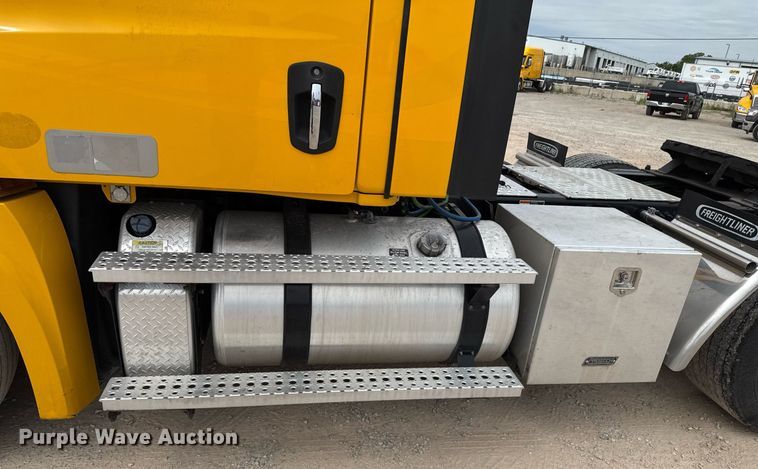 image for item EJ4582 2021 Freightliner Cascadia 126 semi truck