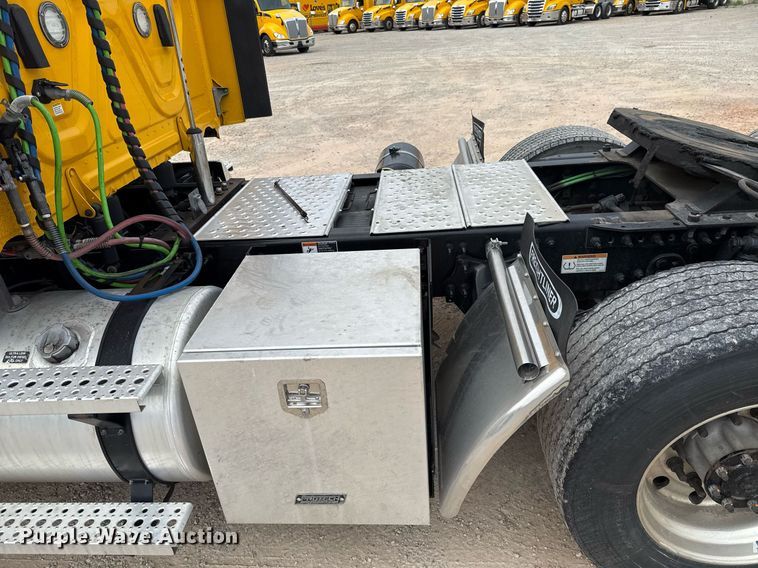 image for item EJ4582 2021 Freightliner Cascadia 126 semi truck