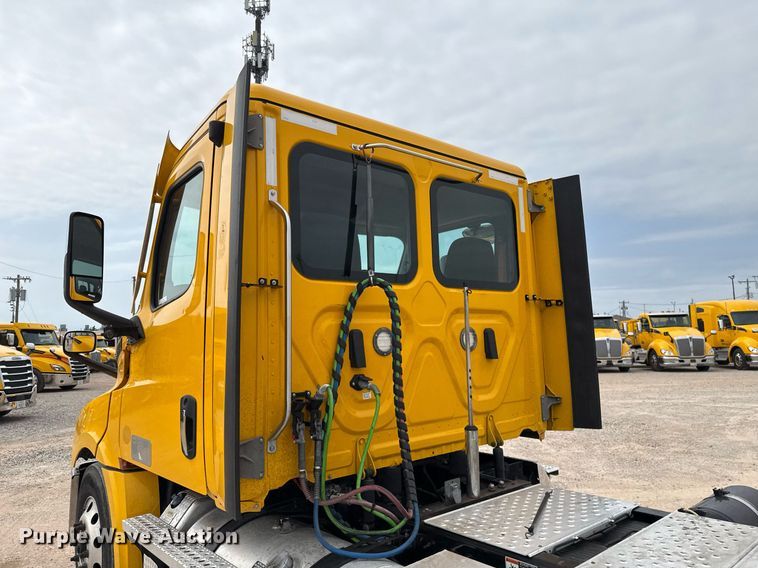 image for item EJ4582 2021 Freightliner Cascadia 126 semi truck