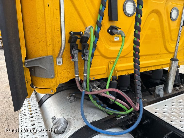 image for item EJ4582 2021 Freightliner Cascadia 126 semi truck