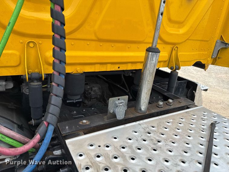 image for item EJ4582 2021 Freightliner Cascadia 126 semi truck