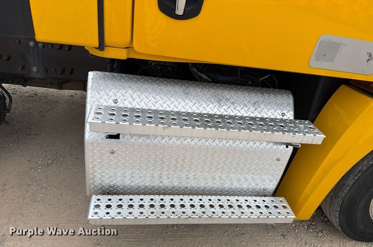 image for item EJ4582 2021 Freightliner Cascadia 126 semi truck