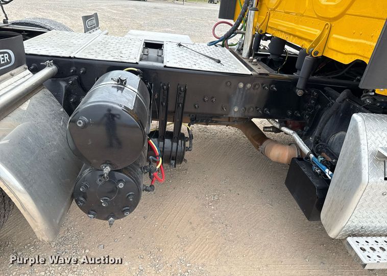 image for item EJ4582 2021 Freightliner Cascadia 126 semi truck