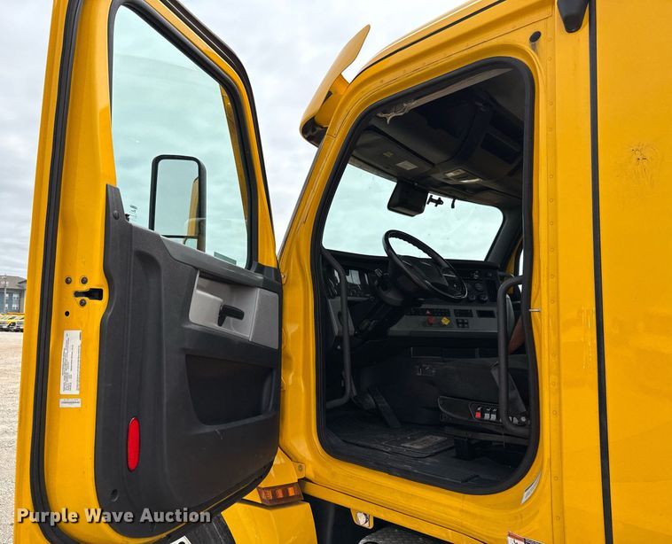 image for item EJ4582 2021 Freightliner Cascadia 126 semi truck