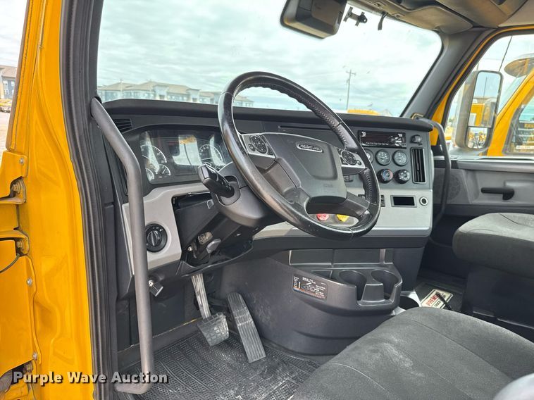 image for item EJ4582 2021 Freightliner Cascadia 126 semi truck