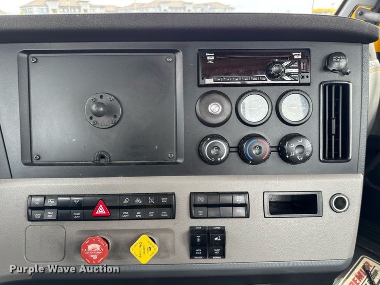 image for item EJ4582 2021 Freightliner Cascadia 126 semi truck