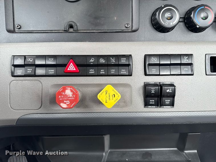 image for item EJ4582 2021 Freightliner Cascadia 126 semi truck