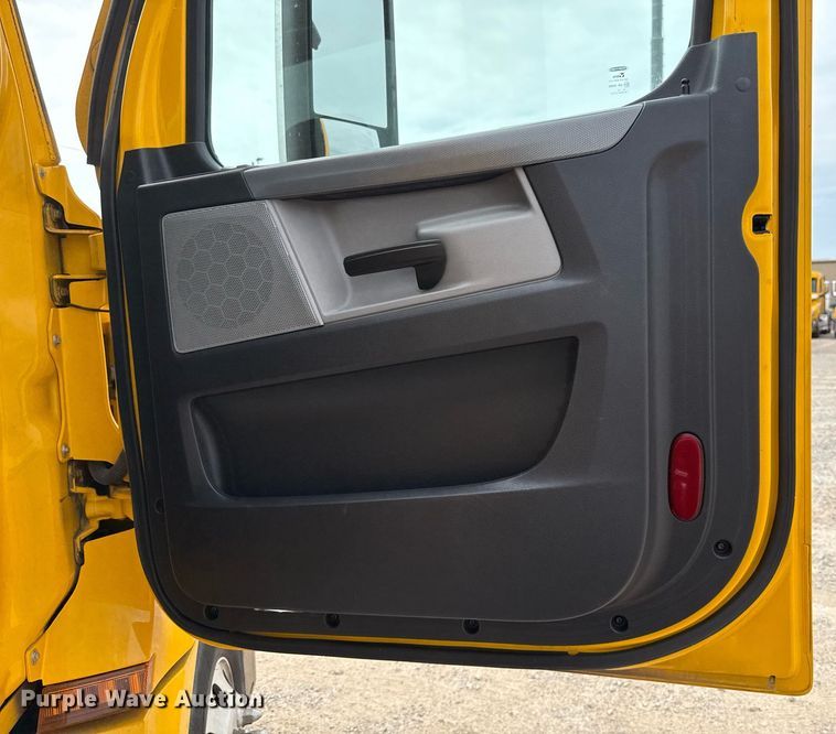 image for item EJ4582 2021 Freightliner Cascadia 126 semi truck