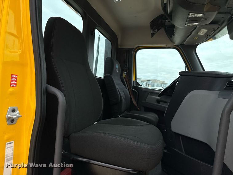 image for item EJ4582 2021 Freightliner Cascadia 126 semi truck