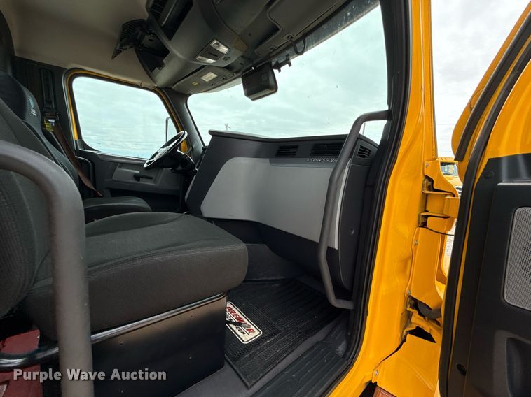 image for item EJ4582 2021 Freightliner Cascadia 126 semi truck