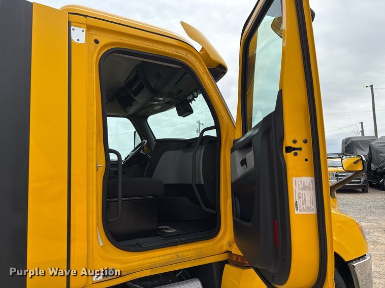 image for item EJ4582 2021 Freightliner Cascadia 126 semi truck