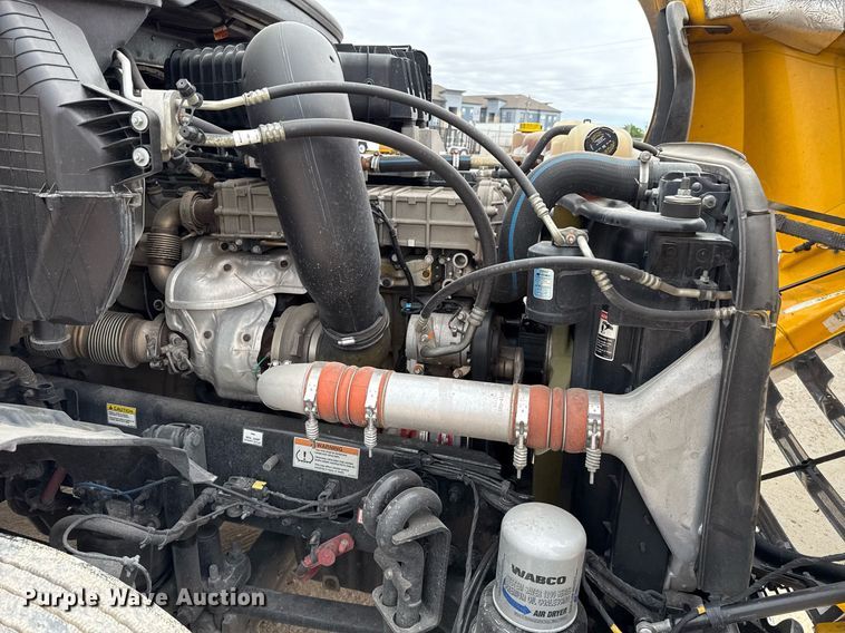 image for item EJ4582 2021 Freightliner Cascadia 126 semi truck